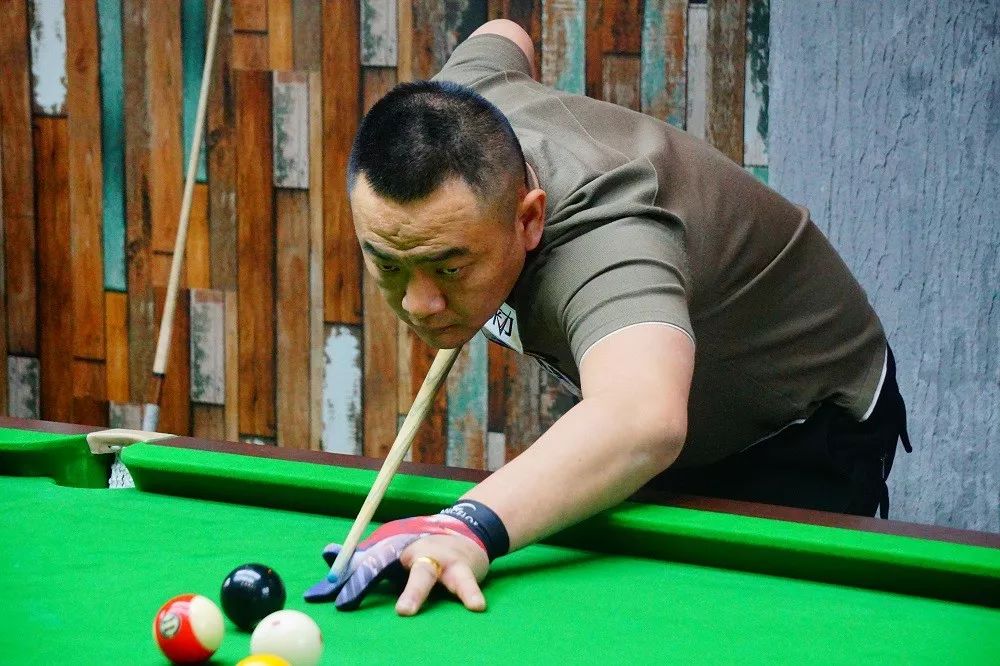 他在发短信 他在发短信