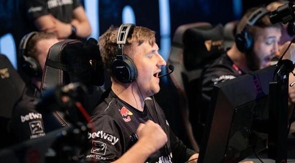 首追在墓地 首追在墓地